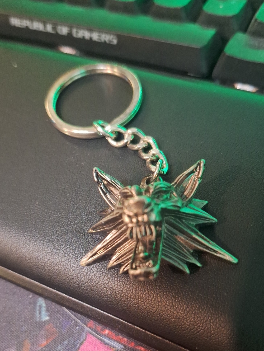The Witcher Silver Wolf Head Keychain - Men Accessories